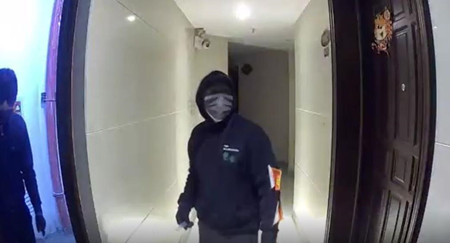 家用監(jiān)控?cái)z像頭曝光監(jiān)控畫(huà)面，大門(mén)口兩男子行跡鬼祟